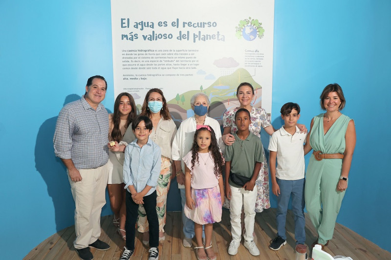 Juan Lebrón, Lissa Mejía, Rosa M Bonetti, Alcaldesa Carolina Mejía, María Paula Miquel, junto a los niños.