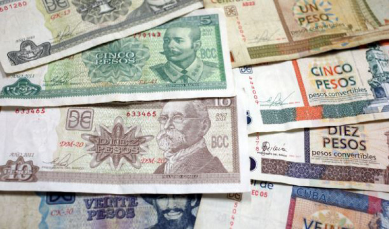 Billetes en peso cubano (CUP) y peso cubano convertible (CUC).