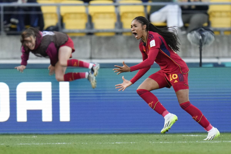 Salma Paralluelo, de España, reacciona luego de anotar el gol de la victoria frente a Países Bajos.