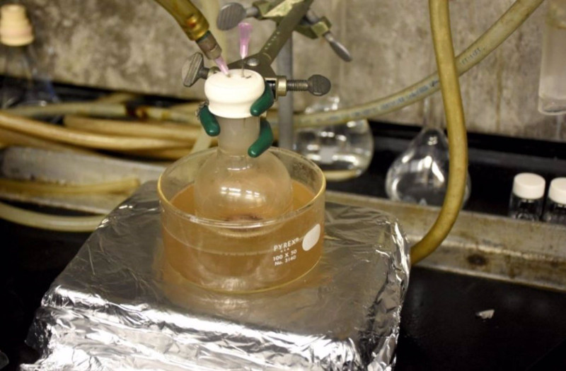 Un matraz lleno de ceras generadas a partir de residuos de polietileno y polipropileno se calienta en un baño de aceite y las ceras se oxidan mediante una corriente de aire para producir ácidos grasos mediante oxidación catalítica.