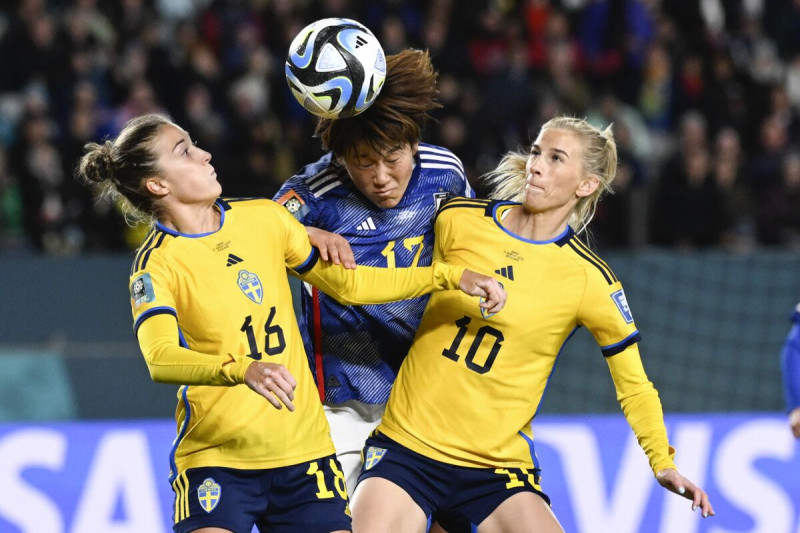 La japonesa Hana Takahashi (centro) intenta cabecear la pelota entre las suecas Filippa Angeldal (izquierda) y Sofia Jakobsson (derecha).