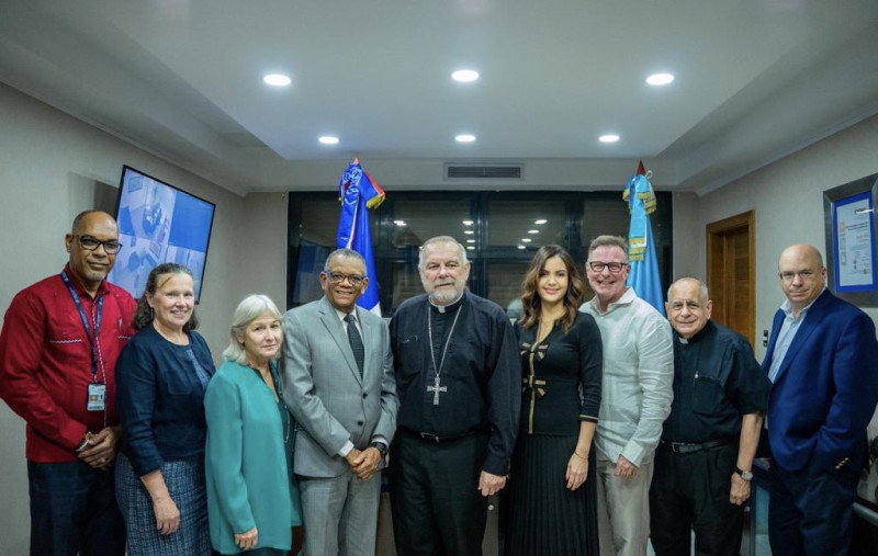Venancio Alcántara, junto a Monseñor Thomas Wenkis, quien vino al país acompañado de una comitiva de expertos en asuntos migratorios.