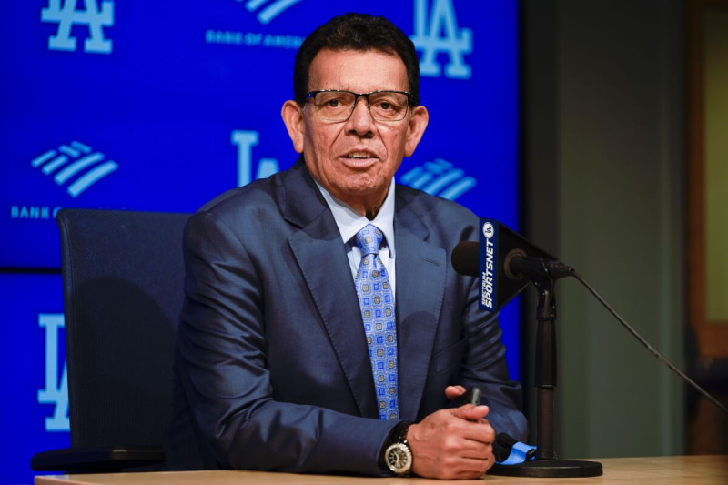Fernando Valenzuela, exlanzador de los Dodgers de Los Ángeles, habla en una conferencia de prensa.
