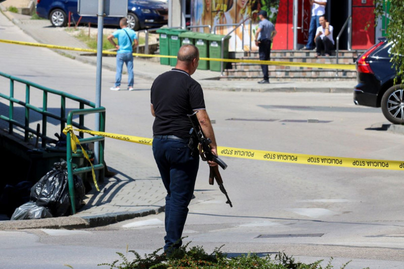 Un policía vestido de civil sostiene un rifle durante un operativo para capturar a un hombre que mató a su exesposa en Gradacac, Bosnia, ayer.