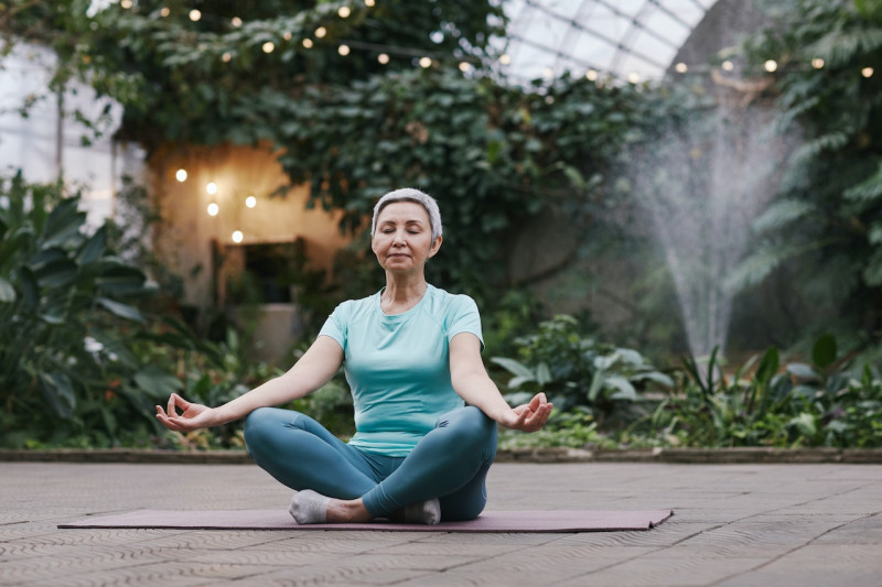 Foto ilustrativa de una persona practicando yoga.