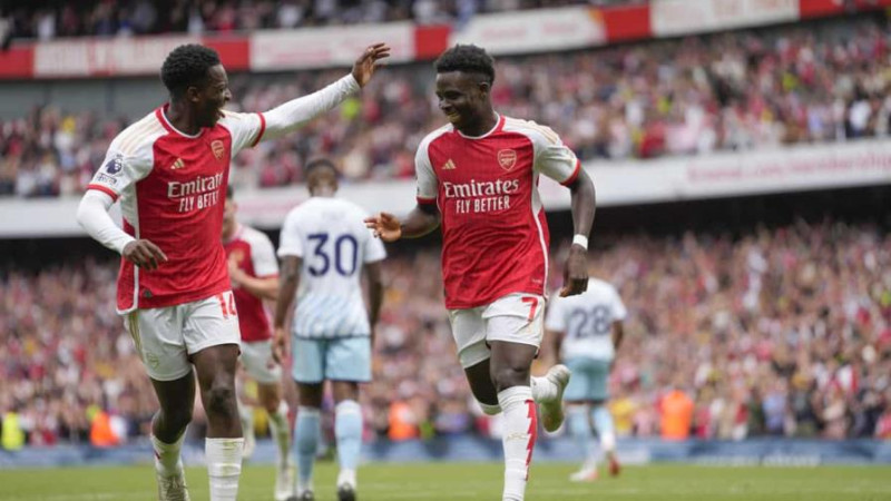 Bukayo Saka del Arsenal celebra con su compañero Eddie Nketiah tras anotar en el encuentro ante el Nottingham Forest en la Liga Premier.