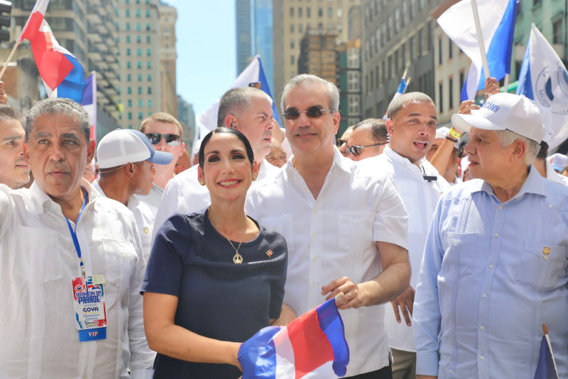 El presidente Luis Abinader, junto con la primera dama Raquel Arbaje, en el Desfile Dominicano en Manhattan.