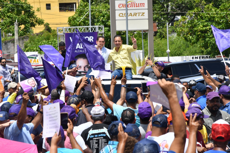 El candidato presidencial por el PLD, Abel Martínez, encabezó ayer una marcha por la región del Cibao.