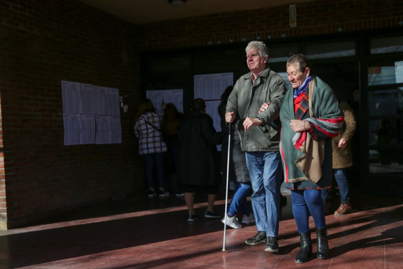Votantes salen de un colegio electoral durante las elecciones primarias en Buenos Aires, Argentina, ayer.