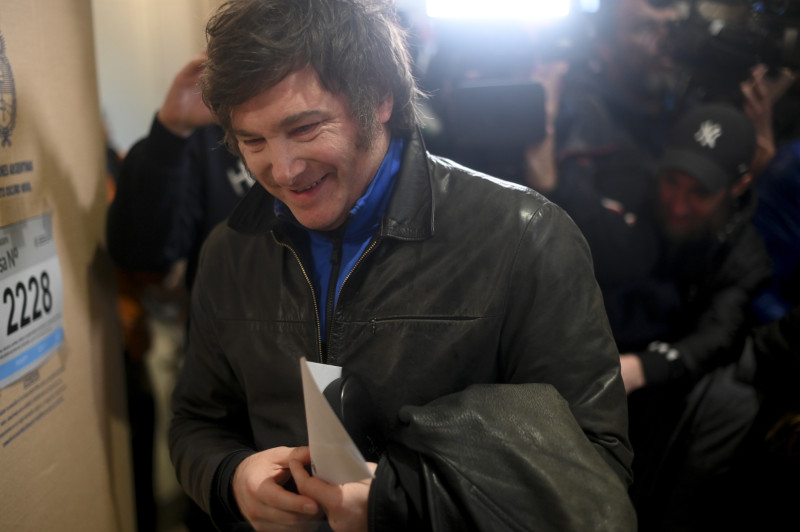 Javier Milei, aspirante a presidente de la coalición Liberty Advances, sostiene su papeleta durante las elecciones primarias en Buenos Aires, Argentina, el domingo 13 de agosto de 2023.