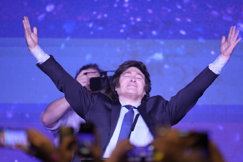 Javier Milei, el candidato presidencial de la coalición Libertad Avanza, sonríe en la sede de su campaña luego del cierre de los colegios electorales durante las elecciones primarias en Buenos Aires, Argentina, el domingo 13 de agosto de 2023.