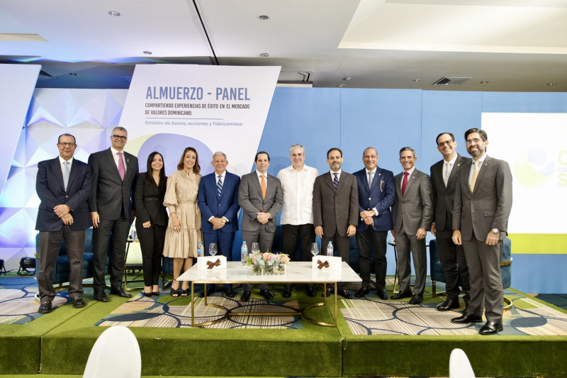 Junta directiva de la CCPS, junto a los panelistas, durante el panel “Compartiendo experiencias de éxito en el mercado de valores dominicano”.