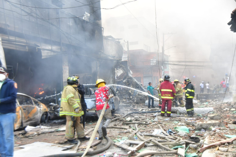 Bomberos trabajando en la explosión de San Cristóbal