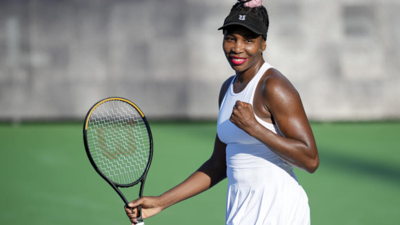 Venus Williams celebra tras ganar un punto en su partido frente a Veronika Kudermetova en la segunda ronda en torneo de Cincinnati.