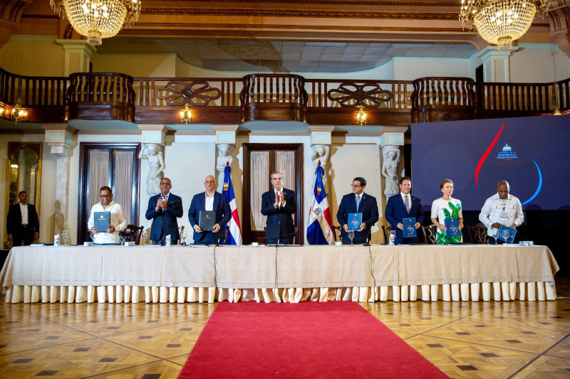 El presidente Luis Abinader encabezó la firma del Pacto del Agua en el Palacio Nacional.