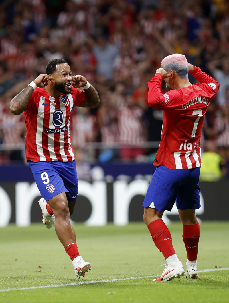 Memphis Dupay y Antoine Griezmann celebran tras una de las anotaciones del Atlético de Madrid.