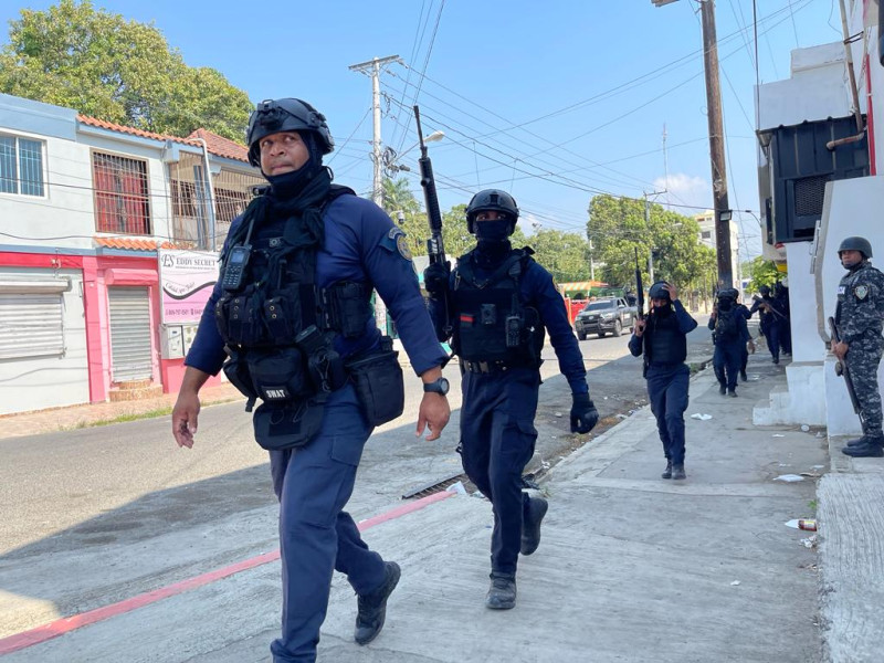 Agentes Swat miesntra vigilan las calles de Navarrete para dispersar protesta.