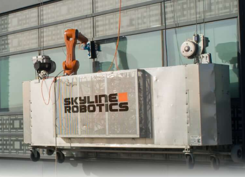 Un robot de Skyline limpia las ventanas de un edificio en Nueva York.