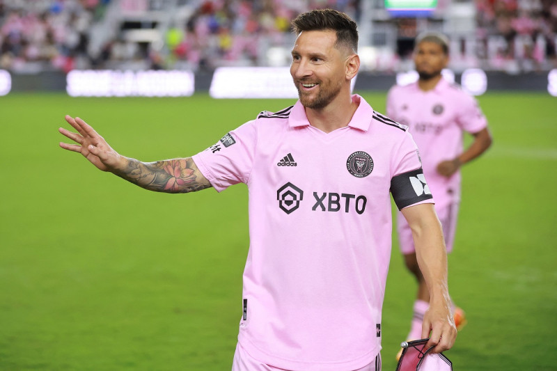 Lionel Messi #10 de Inter Miami CF reacciona antes del partido de cuartos de final de la Leagues Cup 2023 entre Charlotte FC e Inter Miami CF en el DRV PNK Stadium el 11 de agosto de 2023 en Fort Lauderdale, Florida.