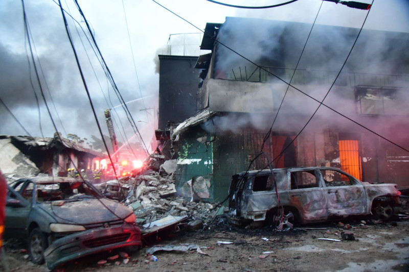 Vehículos también resultados afectados con la explosión.