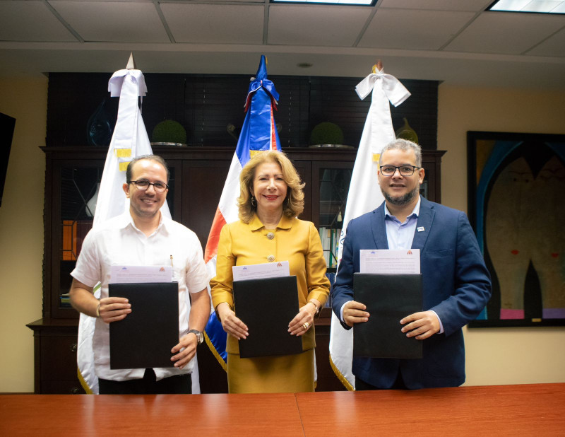 El acuerdo fue efectuado por la presidenta de la Fundación Sur Futuro, Melba Segura de Grullón y el director ejecutivo del FEDA Hecmilio Galván.