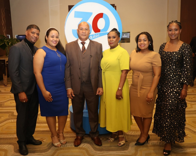 José Arias, Laura Arias, Ezid Arias, Natividad Durán, Luby Arias y Natiely Arias.