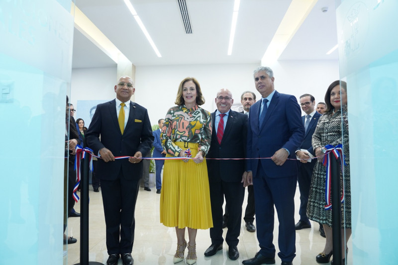 La vicegobernadora, Clarissa de la Rocha de Torres, corta la cinta para dejar
inaugurada la exposición.