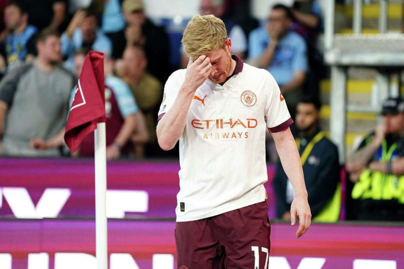 Kevin De Bruyne del Manchester City se retira lesionado durante el partido contra Burnley en la Liga Premier.