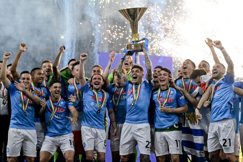 Jugadores del Napoli celebran luego de consagrarse campeones de la Serie A italiana en el estadio Diego Armando Maradona de Nápoles.