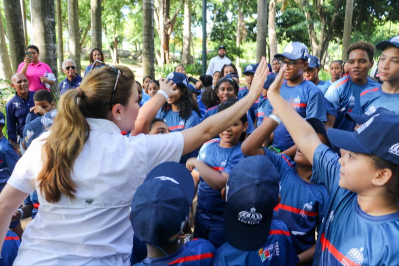 Carolina Mejía, alcaldesa del Distrito Nacional, interactúa con varios niños y adolescentes que participan en el Campamento de Verano INEFI 2023.