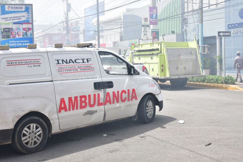 Una ambulancia del Inacif recorre por la zona de tragedia en San Cristóbal