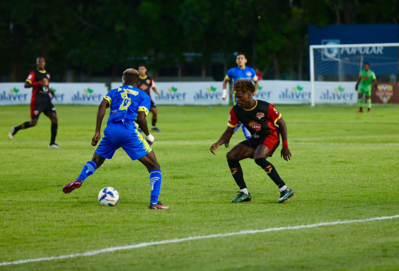 Un momento de acción durante uno de los partidos de la Liguilla de la Liga Dominicana de Fútbol.