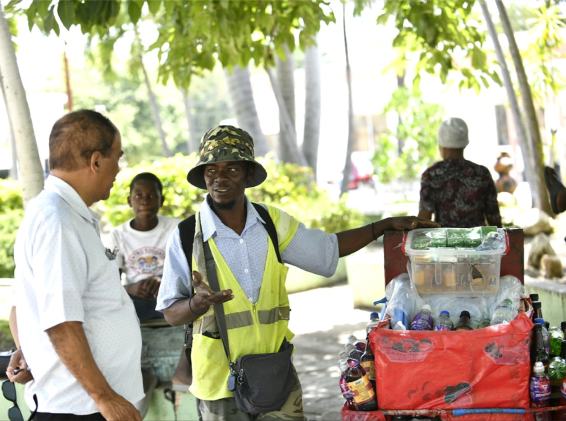 Los haitianos ilegales ofertan desde alcohol adulterado hasta droga y prostitución.