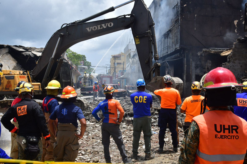 Las unidades de bomberos, junto a personal de la Defensa Civil, el Ejército y otros organismos públicos continuaban ayer luchando contra los incendios que están activos en la zona de desastre provocada por la explosión en la calle Padre Ayala, San Cristóbal.