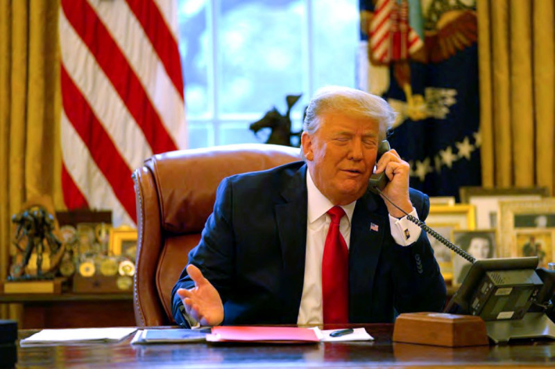 En esta imagen publicada en el reporte final del Comité Selecto de la Cámara de Representantes, el presidente, Donald Trump, habla por teléfono con el vicepresidente, Mike Pence, desde la Oficina Oval, el 6 de enero de 2021.
