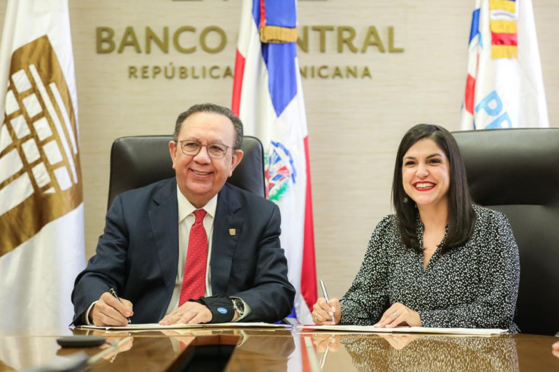 El gobernador del Banco Central de la República Dominicana (BCRD), Héctor Valdez Albizu, y la directora ejecutiva del Centro de Exportación e Inversión de la República Dominicana.