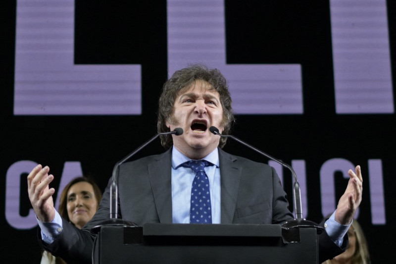 El congresista argentino y precandidato presidencial por La Libertad Alianza Avanza Javier Milei pronuncia un discurso durante el cierre de su campaña para las elecciones primarias del 13 de agosto, en el Movistar Arena de Buenos Aires el 7 de agosto de 2023.