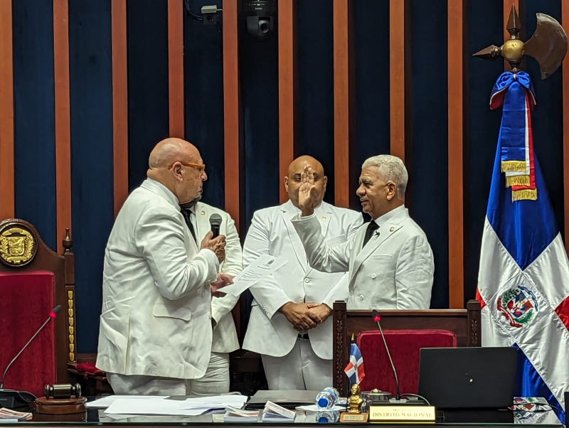 Momento en el que juramentan al senador de la provincia Sánchez Ramírez, Ricardo de los Santos, como nuevo presidente.
