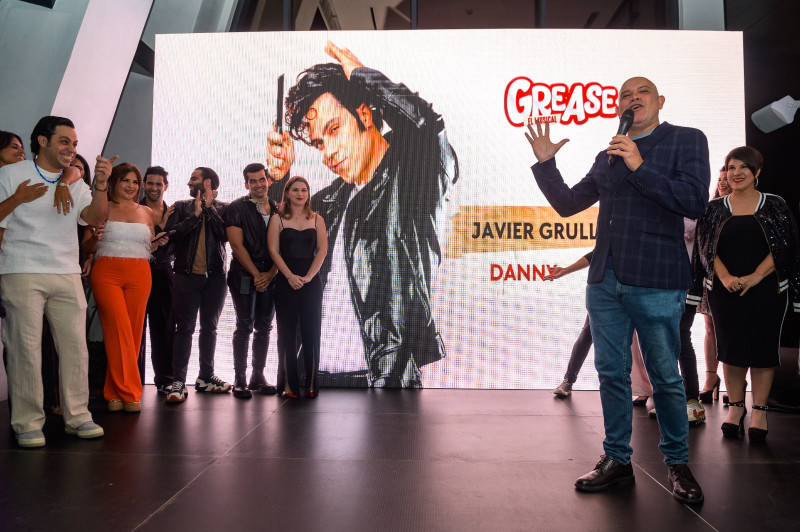 El maestrro Amaury Sánchez junto a talentos de "Grease"