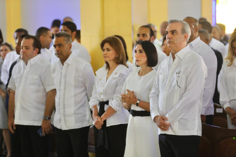 Presidente Abinader asista a la misa en honor a las víctimas de la tragedia de San Cristóbal.