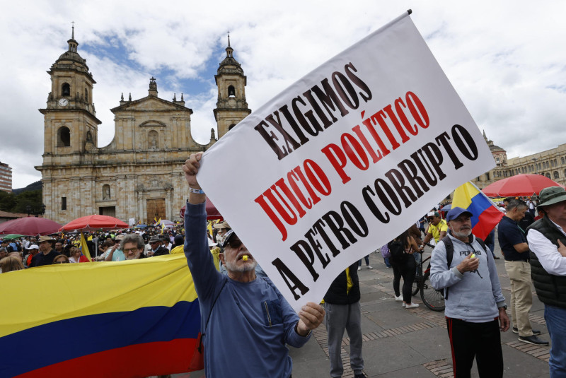 Manifestantes protestan en contra del gobierno del presidente de Colombia, Gustavo Petro