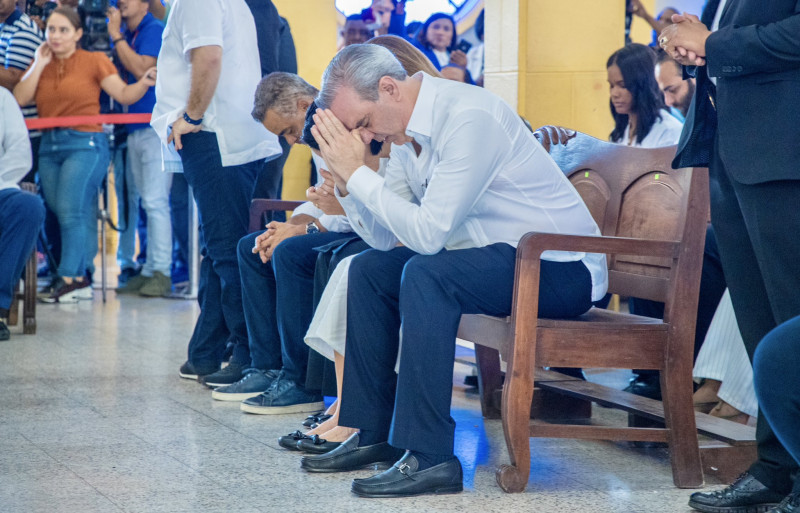 El presidente Luis Abinader participó ayer en una misa y luego encabezó una reunión para coordinar la labor de respuesta al desastre del lunes en San Cristóbal.