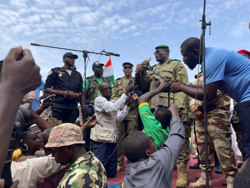 Mohamed Toumba, uno de los soldados que depuso al presidente de Níger, Mohamed Bazoum, se dirige a partidarios de la junta militar que ha tomado el poder, en Niamey, Níger, el domingo 6 de agosto de 2023.