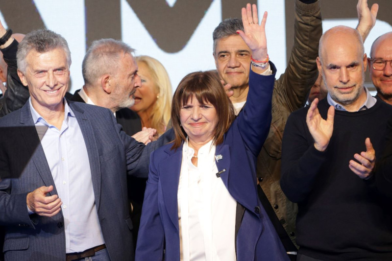 La candidata presidencial Patricia Bullrich, al centro, el excandidato Horacio Rodríguez Larreta, a la derecha, y el expresidente Mauricio Macri. el domingo pasado.