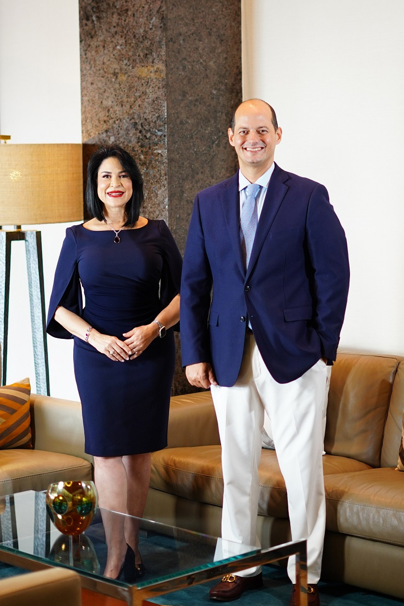 Amelia Reyes Mora, presidenta de AF Comunicación Estratégica, y Alejandro Cambiaso, presidente de la Asociación Dominicana de Turismo de Salud.