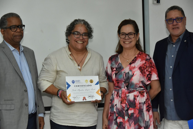 Ilonka Vásquez Arvelo recibe el certificado del Diplomado en Curaduría de Odalís Pérez Nina, Arelis Subero y Fidel Munnigh.