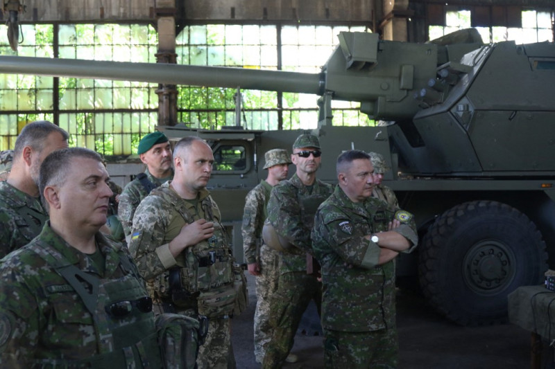 Esta foto muestra una  visita a las tropas del grupo operativo y estratégico "Tavriya"