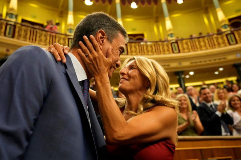 El presidente del gobierno español en funciones, Pedro Sánchez, es abrazado por la líder de Sumar, Yolanda Díaz, antes de una votación en el Congreso de los Diputados español en Madrid, ayer.