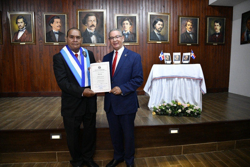 El director de Listín Diario, Miguel Franjul recibiendo la certificación de miembro de honor del Instituto Duartiano.