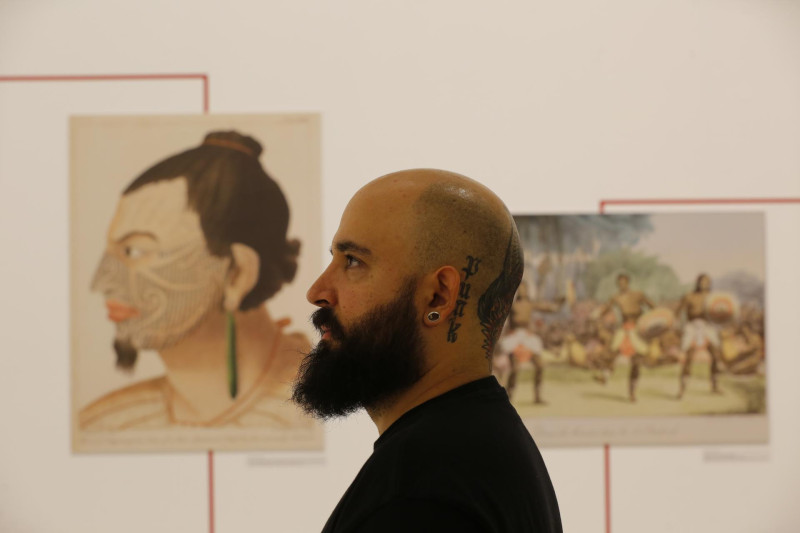 Personas observan piezas de la exposición "Cartografiar La Piel"